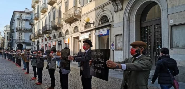 "Uomini in scarpe rosse" contro il femminicidio.