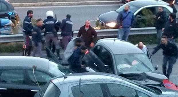 incidente a roma polizia travolge auto civile e uccide 18enne