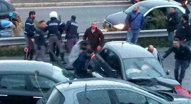 incidente a roma polizia travolge auto civile e uccide 18enne
