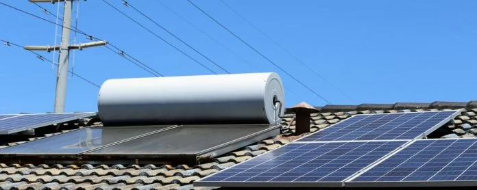 pannelli solari e fotovoltaici sullo stesso tetto