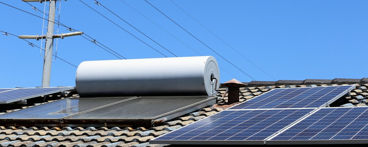 pannelli solari e fotovoltaici sullo stesso tetto