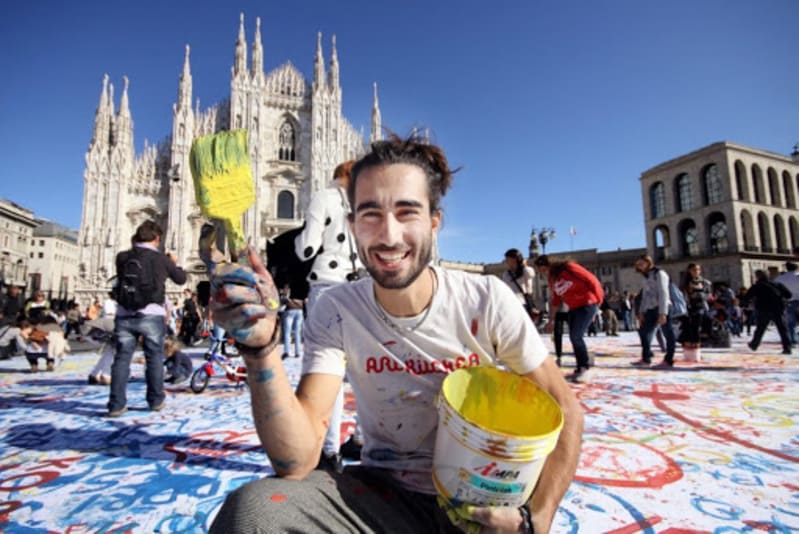 Ivan, l'artista dibattuto e controverso che ha messo lo smalto rosa al dito di Cattelan.