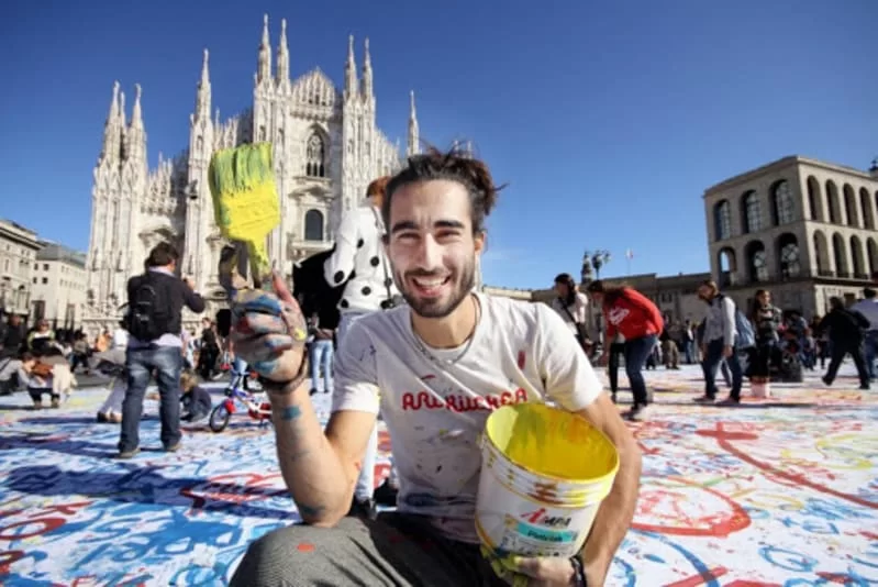 Ivan, l'artista dibattuto e controverso che ha messo lo smalto rosa al dito di Cattelan.