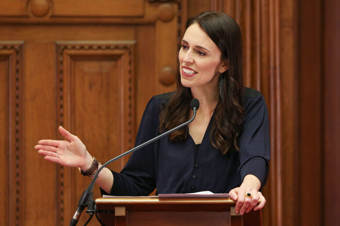 La premier neozelandese Ardern aumenta lo stipendio minimo e le tasse ai ricchi: i dettagli della misura