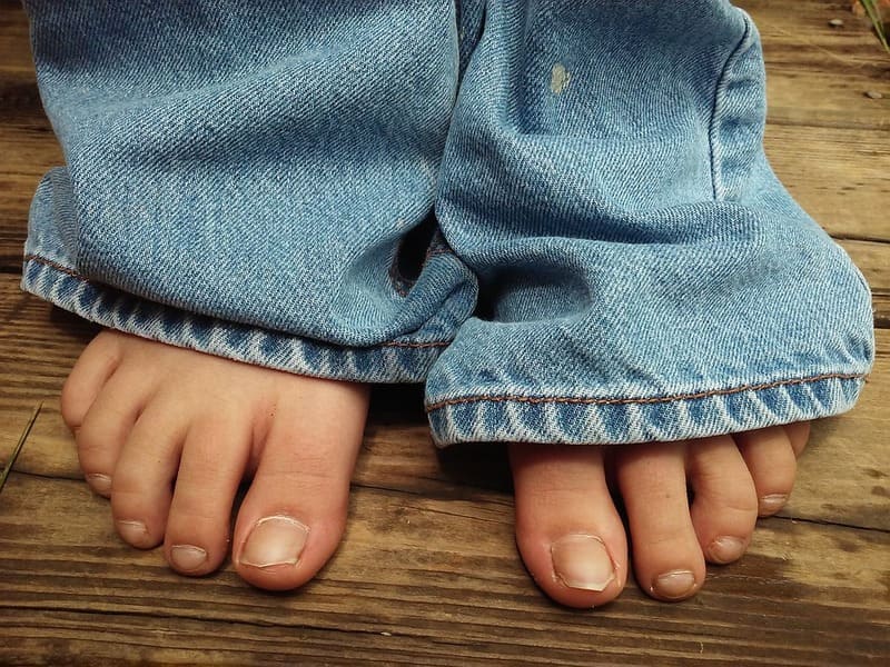come si chiamano le dita dei piedi_bambino
