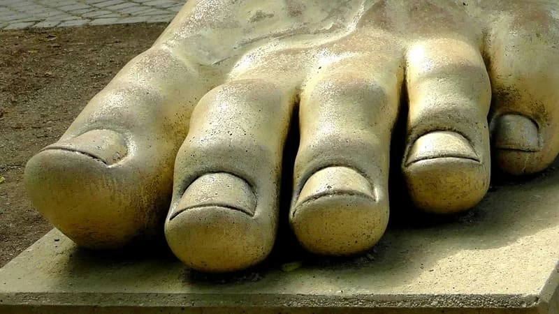 come si chiamano le dita dei piedi_statua