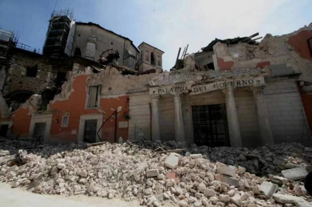 Terremoto L'Aquila: centinaia di vittime, ma i superstiti hanno il gene della "tenacia del ripartire".