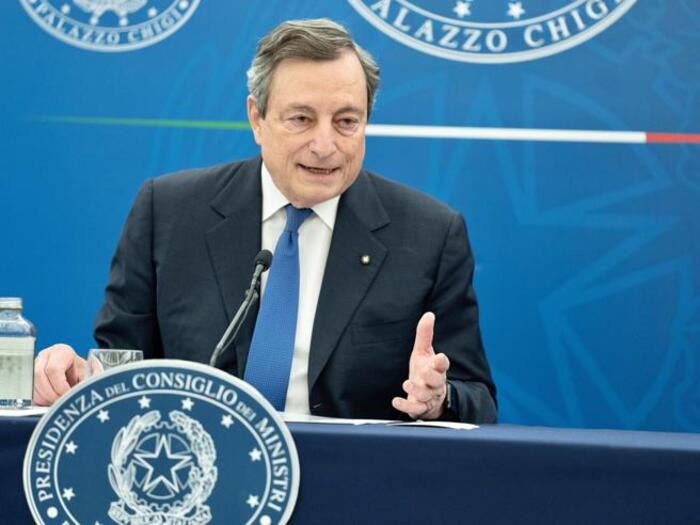 Draghi si complimenta con Tripoli sulla gestione dei salvataggi: le critiche e la risposta del Premier