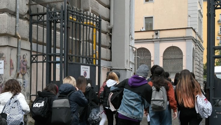 Ingresso nel bagno maschile negato ad uno studente trans: la risposta della Dirigente allo sciopero