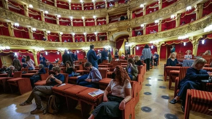 Nuovo decreto Covid: in zona gialla riaprono teatri, cinema musei e negozi