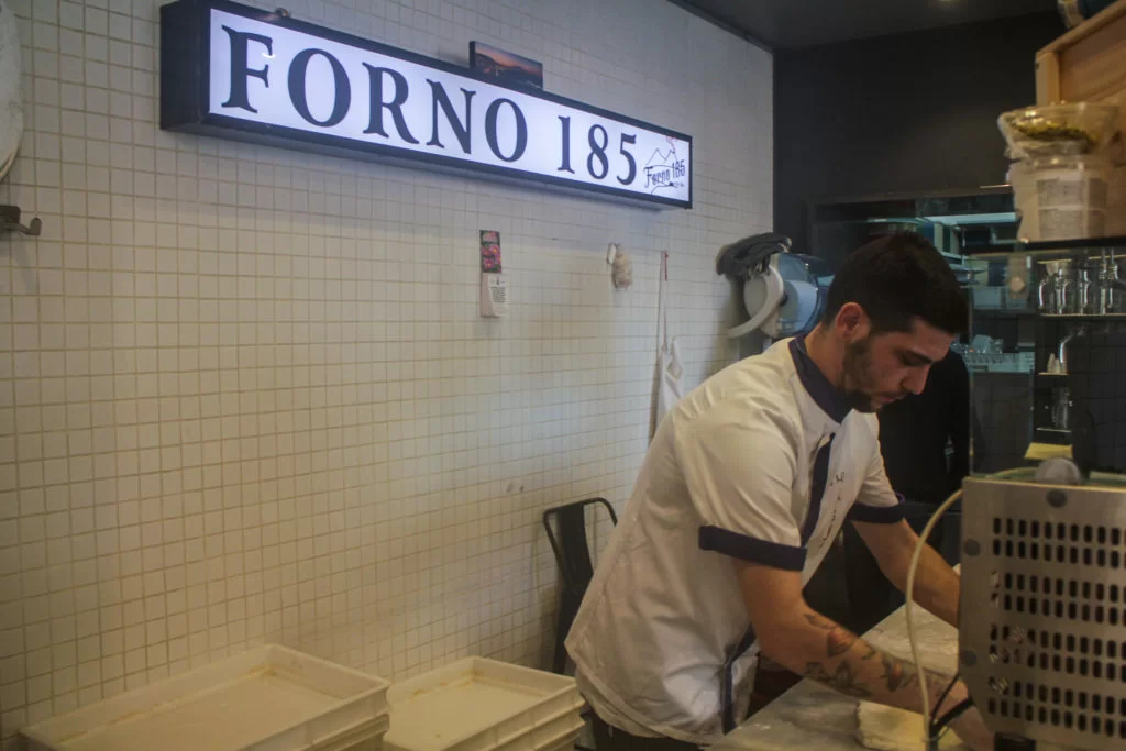 Raffaele Criscuolo ha 24 anni ed è proprietario di una pizzeria in via Arenaccia 185 nei pressi della stazione Garibaldi, “Forno 185”