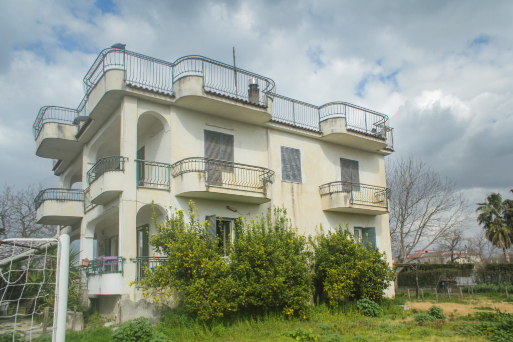 La vita in comunità ha ritmi regolari. I ragazzi si svegliano verso le 8, fanno colazione e sistemano la casa.