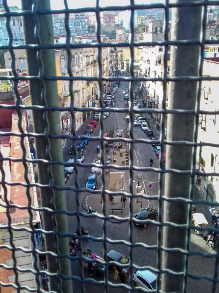 La prima vista che si ha della Sanità è quella dall’alto, dal ponte che l’attraversa.