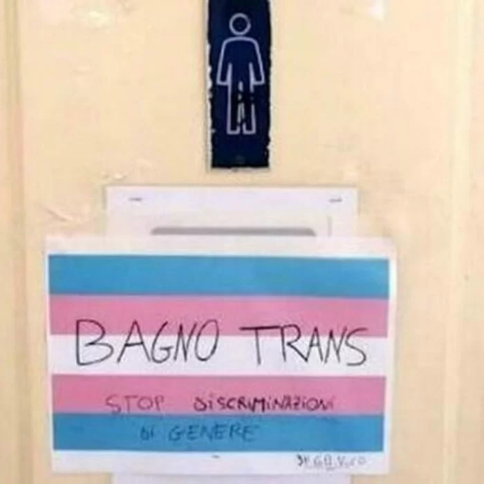 Ingresso nel bagno maschile negato ad uno studente trans: l'opposizione della Dirigente