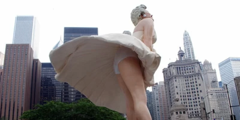 Statua di Marilyn con la gonna al vento: un'immagine iconica, ma maschilista e sessista.