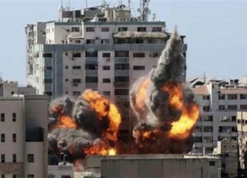 Durante la protesta palestinese Israele ha bombardato i media a Gaza