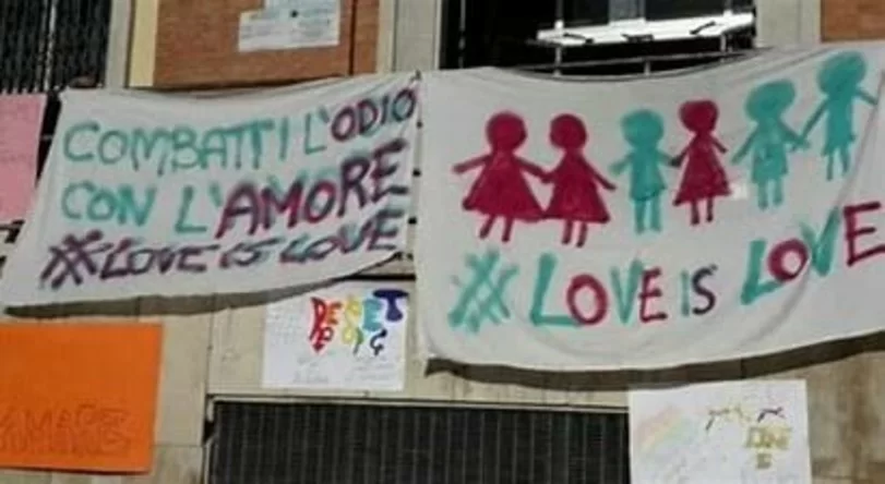 Insulti omofobi a una diciottenne di Bari: "Bruciate nei forni bastardi"