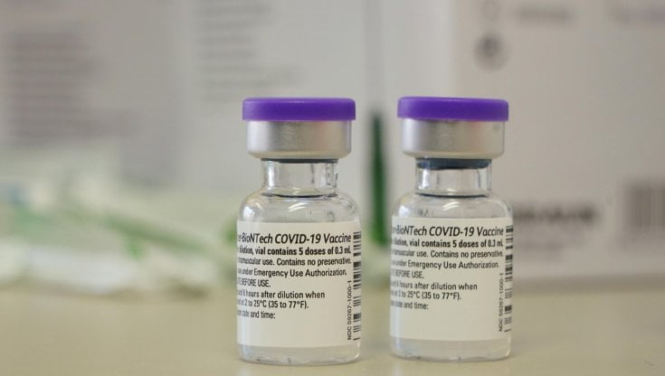 Vaccini efficaci contro varianti, i due studi sul vaccino Pfizer: efficace contro inglese e sudafricana