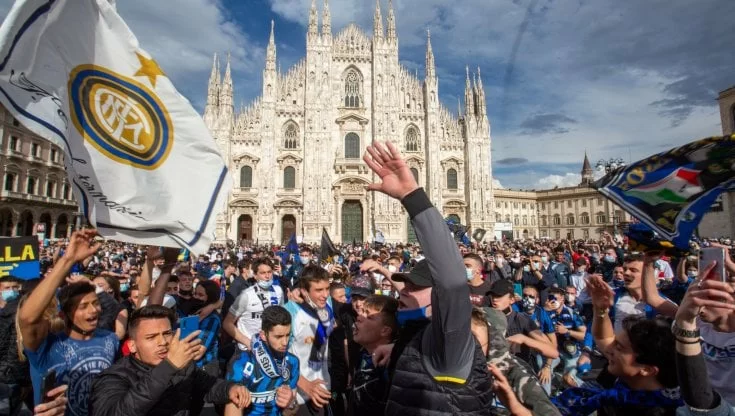 Scudetto Inter, 30mila tifosi in piazza Duomo: bufera sul sindaco Sala