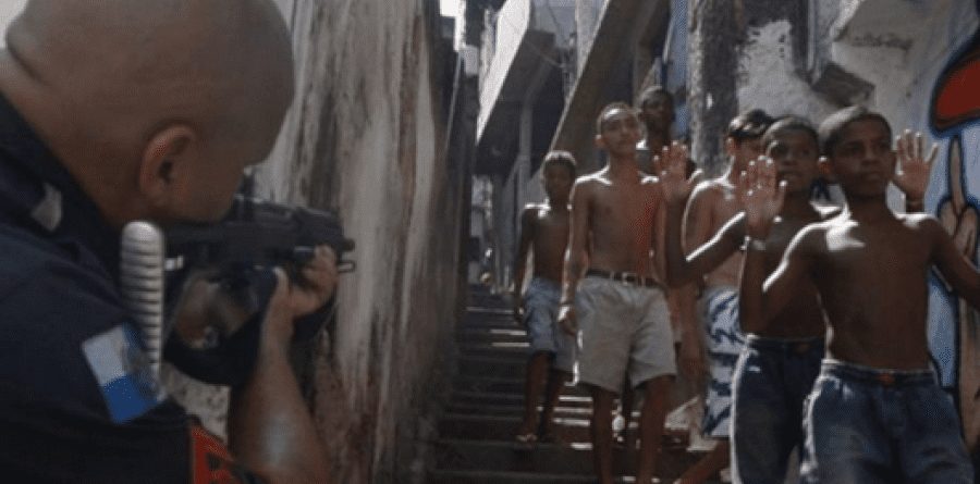 Crisi in Brasile: in un blitz delle forze dell'ordine nelle favelas di Rio la polizia ha causato 28 morti