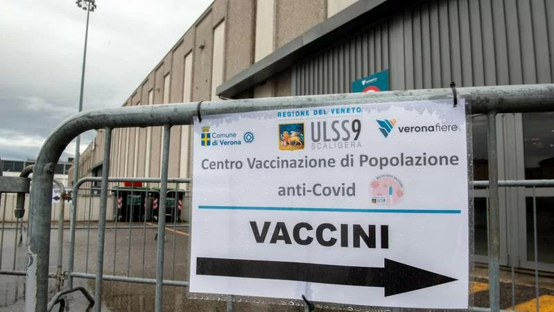 Vaccini, prenotazione over-50: ecco le modalità per prenotarsi Regione per Regione