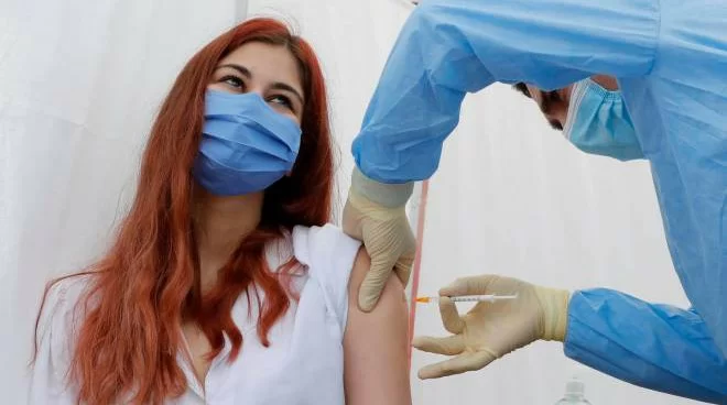 AstraZeneca e trombosi: la lettera di 24 medici per dire stop alla vaccinazione dei giovani con Vaxzevria