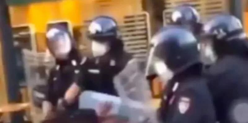 Aggressione razzista a Milano da parte della Polizia: la testimonianza social