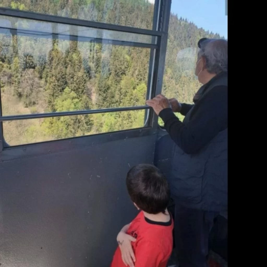 piccolo eitan in cabina prima dell'incidente
