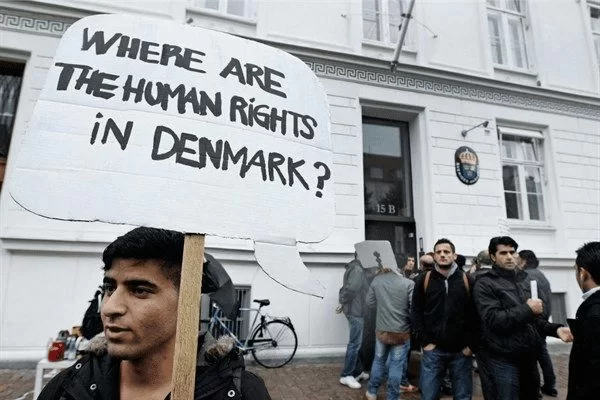 La Danimarca blocca i migranti: critiche dalla comunità internazionale