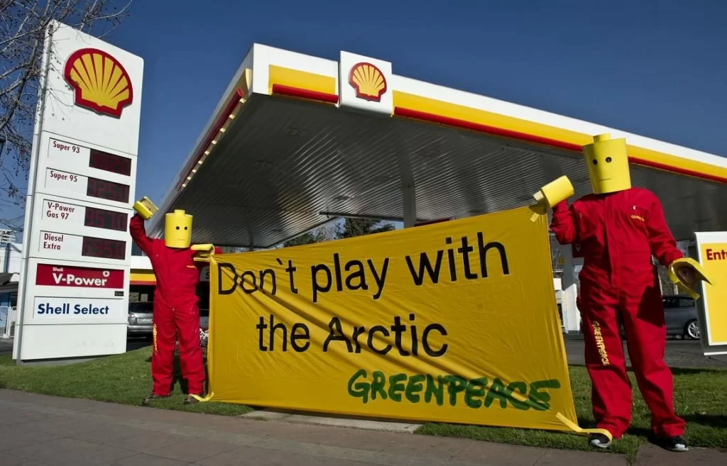 Shell dovrà dimezzare le emissioni di carbonio: esultano gli attivisti
