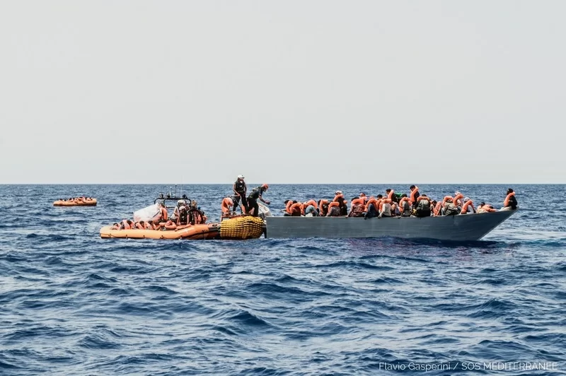 L'Ocean Viking salva 572 migranti: "Totale assenza di coordinamento marittimo da parte delle autorità"