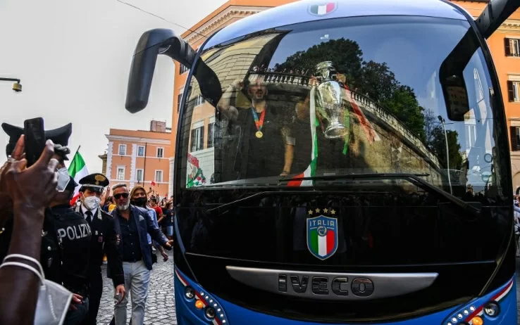 La visita a palazzo Chigi: il pullman della Nazionale bloccato dai tifosi al centro di Roma