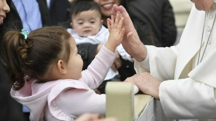 L'augurio di pronta guarigione per Papa Francesco