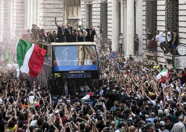 Azzurri campioni d'Europa: il giro sul pullman scoperto e l'itinerario