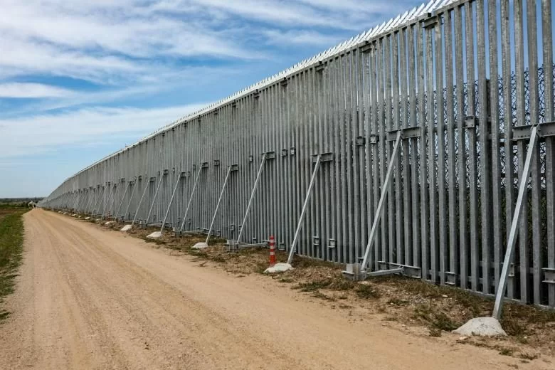 Kabul nel caos, allarme profughi: il muro anti-migranti di Grecia e Turchia