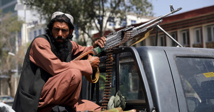 Strage all'aeroporto di Kabul, scomparsi molti bambini. I talebani: "Stati Uniti responsabili del caos"