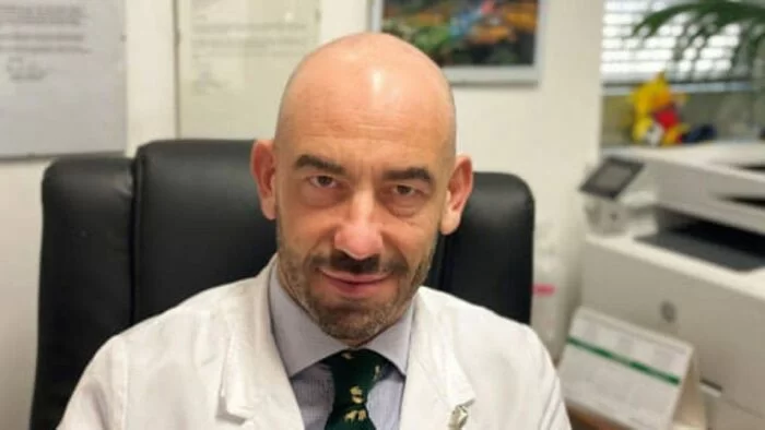 Pericolo zona gialla, Bassetti: "L'epidemia riprenderà, serve obbligo vaccinale"