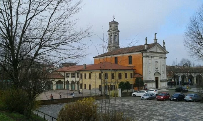 50enne trovata senza vita nel camerino: ipotesi infarto, disposta l'autopsia