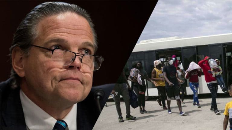 Daniel Foote protesta contro la decisione degli Stati Uniti di rispedire in patria migranti haitiani