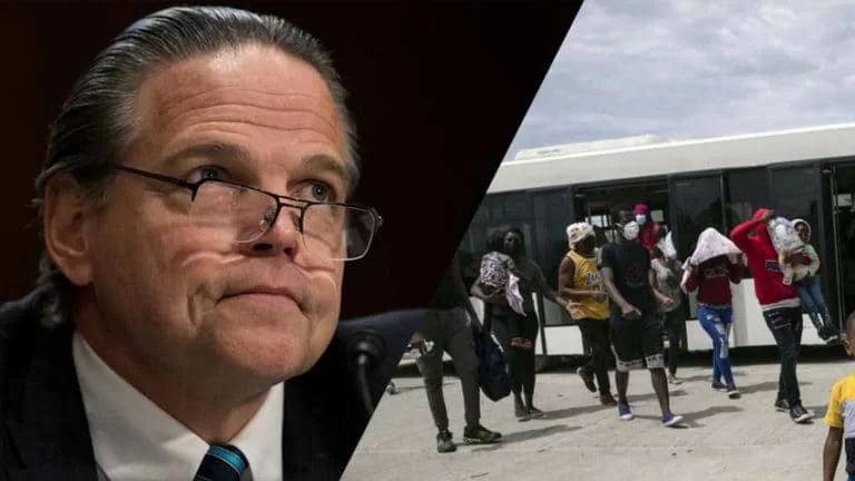 Daniel Foote protesta contro la decisione degli Stati Uniti di rispedire in patria migranti haitiani 