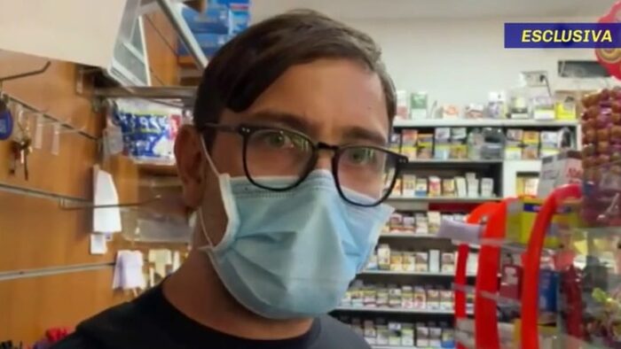 Tabaccaio pentito, parla il figlio: "Lasciateci lavorare"