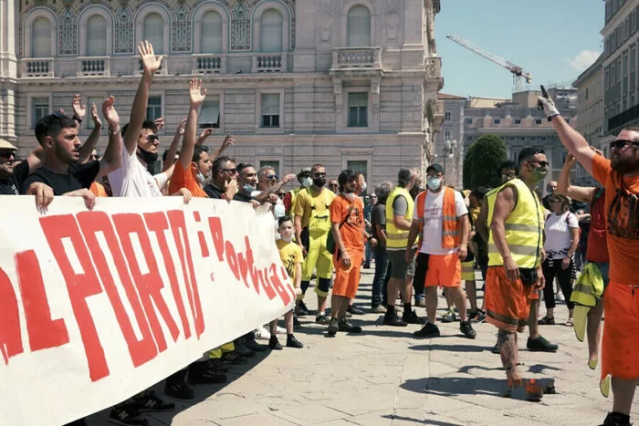 Green Pass obbligatorio: i portuali di Trieste minacciano il blocco, la protesta si estende alle autostrade