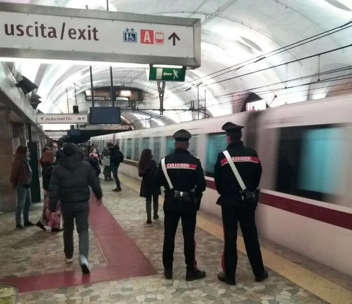 Minaccia con coltello passeggeri della metro B: 37enne romano arrestato grazie a uno studente