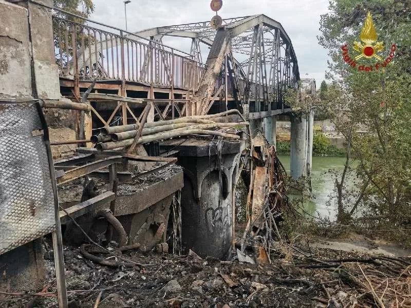 Ponte dell'Industria in fiamme: blackout in 3 quartieri, preoccupa la viabilità. Sul posto Raggi e Gualtieri