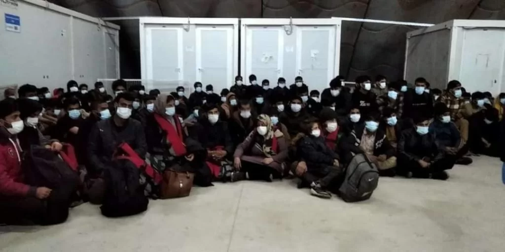 Grecia: dopo 4 giorni di alto mare sbarcano 400 profughi afgani