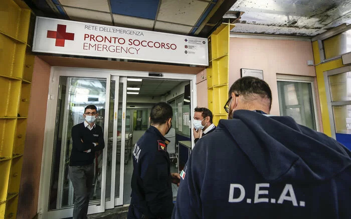 Roma assaltata da No Vax e neofascisti, l'assalto al policlinico Umberto I: agenti e operatori sanitari feriti