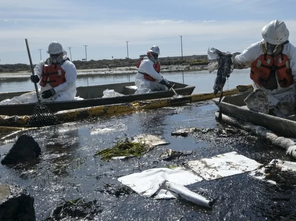 Tremila barili di petrolio sversati in mare: la macchia nera ha raggiunto i 33 km quadrati