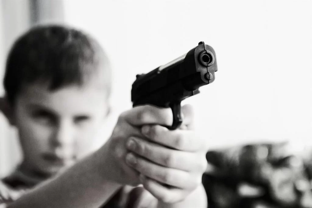 Perché le sparatorie nelle scuole americane continuano a essere un problema?