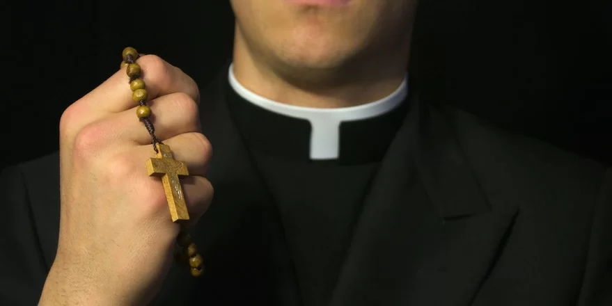 Lo scandalo dei preti pedofili nella Chiesa francese: la scoperta grazie al rapporto Sauvè