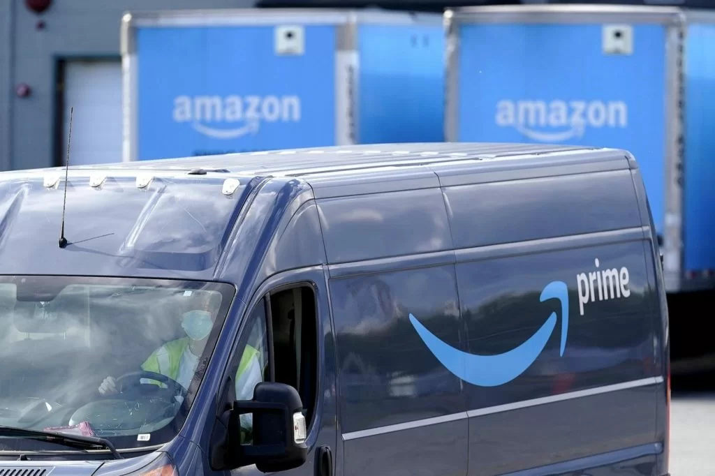 Driver Amazon licenziato dopo la chemio: reintegrato ma messo in aspettativa non retribuita